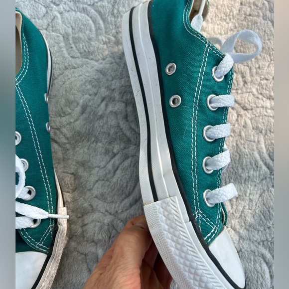 Converse Chuck Taylor low tops in green. Ladies size 5. Really nice shape! - Picture 10 of 13